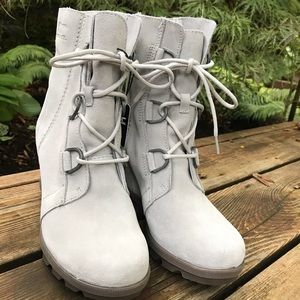 Sorel Joan of Arctic size 8 dove gray wedge boot